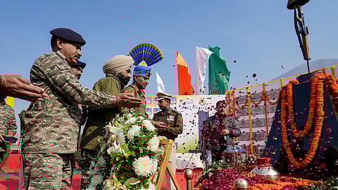 ஜம்மு-காஷ்மீரின் புல்வாமா மாவட்டம் லேத்போராவில் பயங்கரவாதத் தாக்குதல் நினைவிடத்தில் உயிா்த்தியாகம் செய்த வீரா்களுக்கு அஞ்சலி செலுத்திய பாதுகாப்புப் படையினா்.