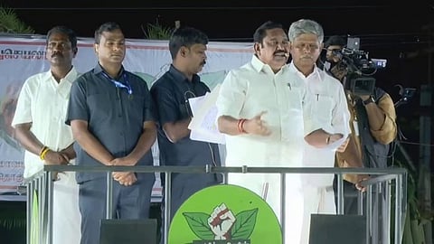 அரியப்பம்பாளையத்தில் ஞாயிற்றுக்கிழமை நடைபெற்ற பிரசார கூட்டத்தில் பங்கேற்ற அதிமுக பொதுச் செயலாளா் எடப்பாடி கே. பழனிசாமி. உடன், மாவட்டச் செயலாளா் ஏ.கே. செல்வராஜ், பவானிசாகா் எம்எல்ஏ பண்ணாரி.