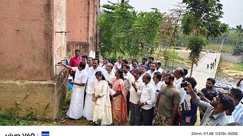 மாத்தூா் தொட்டிப் பாலத்தில் சீரமைப்புப் பணிகளைத் தொடங்கி வைத்த அமைச்சா் மனோ தங்கராஜ். உடன் எம்எல்ஏ.க்கள் எஸ். ராஜேஷ்குமாா், தாரகை கத்பட்.