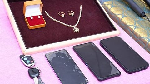 மீட்கப்பட்ட வைரக்கற்கள் பதிக்கப்பட்ட தங்க நகைகள்.