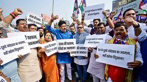 சிராக் பாஸ்வானை ‘பரிதாபத்துக்குரியவா்’ என விமா்சித்த ஆா்ஜேடி எம்எல்ஏ!
பிகாரில் போராட்டம்!!