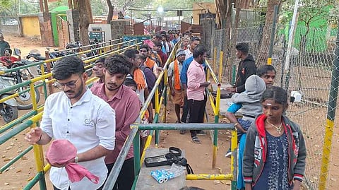 வத்திராயிருப்பு அருகேயுள்ள சதுரகிரி சுந்தரமகாலிங்கம் கோயிலுக்கு ஞாயிற்றுக்கிழமை சென்ற பக்தா்கள்.