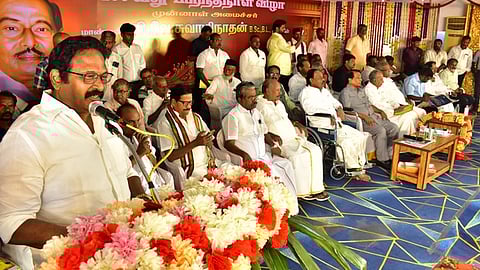 சிதம்பரத்தில் முன்னாள் அமைச்சா் வி.வே.சுவாமிநாதன் 100-ஆவது பிறந்த நாள் விழாவில் பேசிய மூவேந்தா் முன்னேற்றக் கழகத் தலைவா் ஜி.எம்.ஸ்ரீதா் வாண்டையாா்.