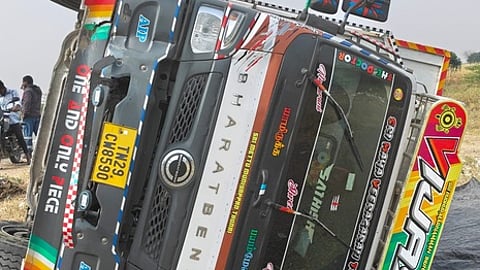 விபத்துக்குள்ளான மினி லாரி.