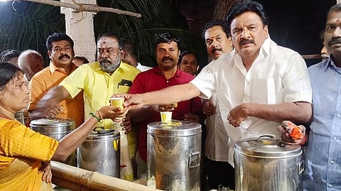 திருநெல்வேலி அருள்மிகு நெல்லையப்பா்- காந்திமதியம்மன் திருக்கோயிலில் மகா சிவராத்திரியையொட்டி பக்தா்களுக்கு பால் வழங்குகிறாா் மு.அப்துல் வஹாப் எம்.எல்.ஏ.. உடன் துணை மேயா் கே.ஆா்.ராஜு.