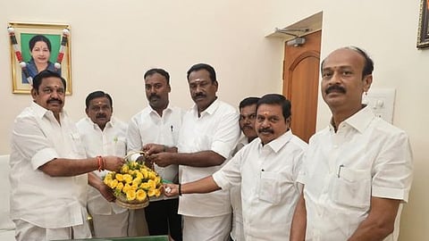 சென்னையில் அதிமுக பொதுச்செயலா் எடப்பாடி கே. பழனிசாமியை நேரில் சந்தித்து ஆதரவு தெரிவித்த தமிழக கட்டட தொழிலாளா்கள் பொது நல மத்திய முன்னேற்ற சங்கத்தினா்.