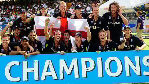 2010 ஆம் ஆண்டு டி20 உலகக் கோப்பை வென்ற மகிழ்ச்சியில் இங்கிலாந்து அணியினர்...