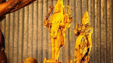 மகா சிவராத்திரியையொட்டி அவிநாசிலிங்கேஸ்வரா் கோயிலில் சந்திரசேகரா் அம்பாளுக்கு நடைபெற்ற திரவிய அபிஷேகம்.