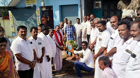 ஆரணியில் ரூ.5.50 லட்சத்தில் சிமென்ட் சாலை அமைக்கும் பணிக்கு அடிக்கல் நாட்டிய சேவூா் எஸ்.ராமச்சந்திரன் எம்எல்ஏ.