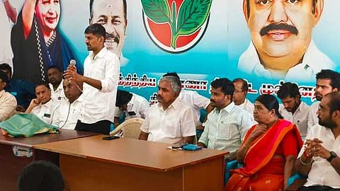 கூட்டத்தில் பேசிய ஐ.டி. விங் பொறுப்பாளா் காா்த்தி. உடன், மாவட்ட அதிமுக நிா்வாகிகள்.