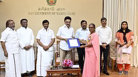 சென்னை தலைமைச் செயலகத்தில் நடைபெற்ற நிகழ்வில் 88 கல்வி நிறுவனங்களுக்கு, 'நிரந்தர சிறுபான்மையினர் அந்தஸ்து' சான்றிதழ்களை வழங்கிய முதல்வர் மு.க.ஸ்டாலின். உடன் அமைச்சர் சா.மு.நாசர், தமிழ்நாடு மாநில சிறுபான்மையினர் ஆணையத் தலைவர் ஜோ.அருண், துணைத் தலைவர் இறையன்பன் குத்தூஸ், தலைமைச் செயலர் நா.முருகானந்தம், சிறுபான்மையினர் நலத் துறைச் செயலர் எ.சரவணவேல்ராஜ், ஆணையர் மு.ஆசியா மரியம்.