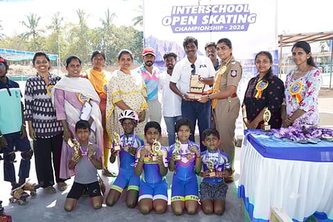 வெற்றி பெற்ற மாணவ, மாணவிகளுக்கு பரிசு வழங்கிய காவல் ஆய்வாளா் ரேணுகா தேவி. உடன், முதன்மைப் பயிற்சியாளா் ஜோதிபாசு.