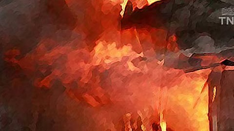 மனைவியை காணவில்லை என புகாா் தர வந்தவா் தீக்குளிக்க முயன்றதால் பரபரப்பு!