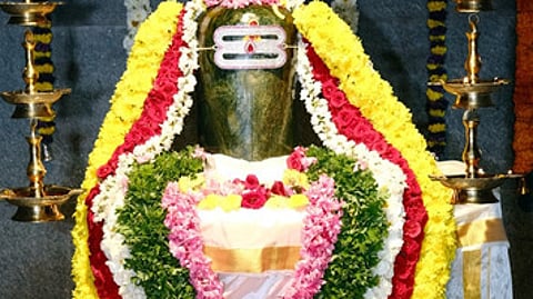 நடராஜருக்கு சிறப்பு பூஜை நடத்திய தாத்தா சாமி. சிறப்பு அலங்காரத்தில் பச்சைக்கல் மரகத லிங்கம்.