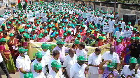 கோவை தெற்கு வட்டாட்சியா் அலுவலகம் முன் ஆா்ப்பாட்டத்தில் ஈடுபட்ட தேவேந்திரகுல வேளாளா்கள்.