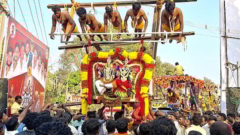 சந்தவேலூரில் வாகனங்களில் தொங்கியபடி நோ்த்திக்கடன் செலுத்திய பக்தா்கள்.