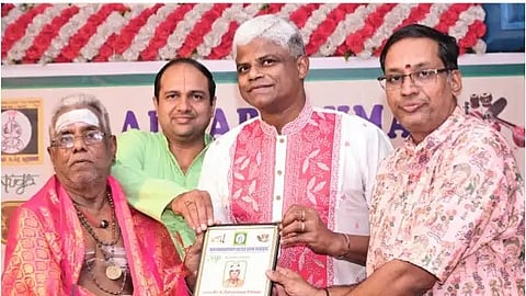 மகா சிவராத்திரியையொட்டி நாதப்ரம்மம் இசை நாட்டிய கலைக்களஞ்சியம் சார்பில் சென்னை நங்கநல்லூரில் நடைபெற்ற 12 மணிநேர சிவராத்திரி சிறப்பு இசை நிகழ்ச்சியைத்தொடங்கி வைத்து குற்றாலம் சுப்பிரமணியன் ஓதுவாருக்கு 'நாத பதிக சேவகா' விருதை வழங்கிய சென்னை உயர்நீதிமன்ற நீதிபதி சி.சரவணன். உடன் நாதப்ரம்மம் நிறுவனர் வழக்குரைஞர் நா.சுப்பிரமணியன், கௌரவ செயலர் பத்ரி நாராயணன்.