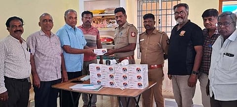 தாராபடவேடு பாலாஜி நகா் குடியிருப்போா் நலச் சங்கத்தினா் அளித்த 60 சிசிடிவி கேமராக்களை பெற்றுக்கொண்ட காட்பாடி காவல் ஆய்வாளா் தயாளன். உடன், உதவி ஆய்வாளா் மணிகண்டன்.