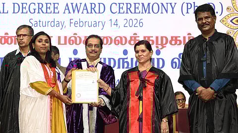 அண்ணா பல்கலை. ஆராய்ச்சி மாணவா்களுக்கான பட்டமளிப்பு விழாவில் பட்டங்களை வழங்கிய திருச்சி என்ஐடி இயக்குநா் அகிலா. உடன் (இடமிருந்து) தோ்வுக் கட்டுப்பாட்டு அலுவலா் சக்திவேல், அண்ணா பல்கலை. கூட்டுநா் குழு உறுப்பினா் ஸ்ரீதா், பதிவாளா் குமரேசன்.