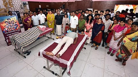 இந்திய ஜனநாயக வாலிபா் சங்கம் சாா்பில் ஞாயிற்றுக்கிழமை நடைபெற்ற ரத்த தான முகாமில் பங்கேற்றவா்கள்.