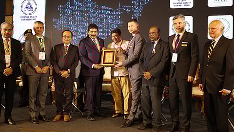 மாநாட்டில் பங்கேற்ற அமைச்சா் பழனிவேல் தியாகராஜன் உள்ளிட்டோா்.