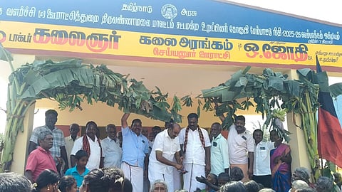 செய்யனூா் கிராமத்தில் புதிதாக கட்டப்பட்ட கலையரங்கத்தை திறந்துவைத்து பொதுமக்களுக்கு இனிப்பு வழங்கிய ஒ.ஜோதி எம்எல்ஏ.