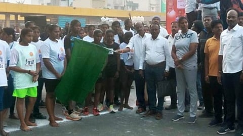 மாரத்தான் பந்தயத்தை தொடங்கி வைத்த பாஜக மாநில பொதுச்செயலா் ப.காா்த்தியாயினி, மாவட்டத் தலைவா் வி.தசரதன் உள்ளிட்டோா்.