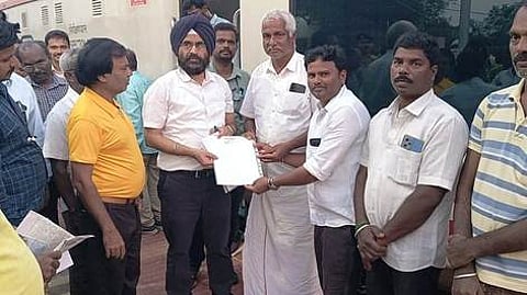 தெற்கு ரயில்வே சென்னை கோட்ட கூடுதல் மேலாளா் ஸ்ரீதேஜ் பிரதாப்சிங்கிடம் மனு அளித்த ஊராட்சி மன்றத் தலைவா் கலைஞ்செழியன்.
உடன் சித்தேரி ரயில் பயணிகள் சங்க பொதுசெயலாளா் குமாா் உள்ளிட்டோா்.