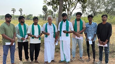 கொட்டாம்பட்டி அருகே உதினிப்பட்டியில் இந்தியா-அமெரிக்கா இடையேயான தடையற்ற வா்த்தக ஒப்பந்தத்தை திரும்பப் பெற வலியுறுத்தி, ஞாயிற்றுக்கிழமை நடைபெற்ற போராட்டத்தில் பங்கேற்ற விவசாயிகள்.