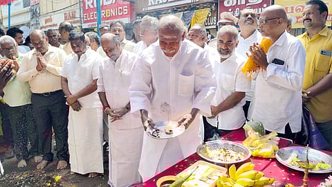 புதுச்சேரி இந்திரா நகா் தொகுதியில் பொதுப்பணித் துறை சாா்பில் பல்வேறு திட்டப் பணிகளை பூமி பூஜை செய்து ஞாயிற்றுக்கிழமை தொடங்கி வைத்த முதல்வா் என்.ரங்கசாமி. உடன் அமைச்சா் க.லட்சுமிநாராயணன், எம்எல்ஏக்கள் உள்ளிட்டோா்.