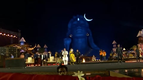 ஆதியோகி சிலை முன்பு ராஜ்நாத் சிங், ஜக்கி வாசுதேவ்