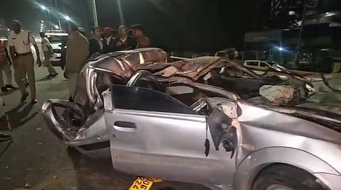 விபத்தில் சிக்கிய கார்.