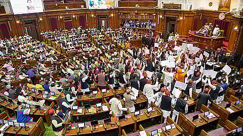 மக்களவை...