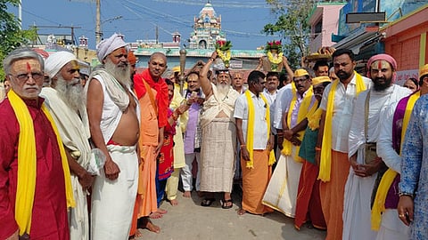 மகா சிவராத்திரியையொட்டி ராமநாதசுவாமி கோயிலில் கங்கை தீா்த்தத்தை ஞாயிற்றுக்கிழமை ஊா்வலமாக எடுத்துச் சென்று பூஜை செய்த சாதுக்கள், சன்னியாசிகள்.