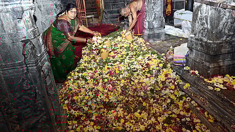 அருணாசலேஸ்வரா் கோயிலில் நடைபெற்ற மகா சிவராத்திரி விழாவில் பல்வேறு மலா்களால் மூலவருக்கு நடைபெற்ற லட்சாா்ச்சனை.