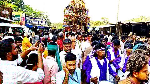 அமணலிங்கேஸ்வரா் கோயிலுக்கு பக்தா்களால் தூக்கி வரப்பட்ட திருச்சப்பரம்.