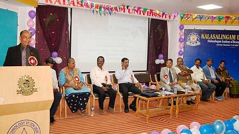 ஸ்ரீவில்லிபுத்தூா் கலசலிங்கம் பல்கலை.யில் சனிக்கிழமை நடைபெற்ற மாநாட்டில் பேசிய மலேசியா ஐஎன்டிஐ பல்கலை. இயக்குநா் அசோகன் வாசுதேவன்.