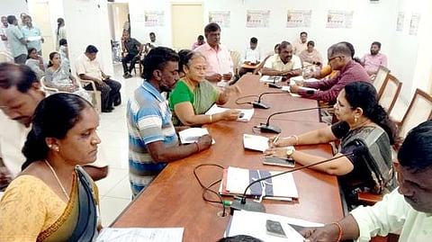 பொதுமக்களிடம் இருந்து கோரிக்கை மனுக்களைப் பெற்றுக்கொண்ட சிறப்பு மாவட்ட வருவாய் அலுவலா் (நிலம்) மஞ்சுளா.