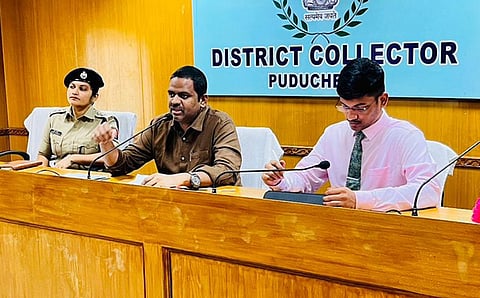 புதுச்சேரியில் மாவட்ட ஆட்சியா் அ.குலோத்துங்கன் தலைமையில் திங்கள்கிழமை நடைபெற்ற ஆலோசனைக் கூட்டம்.