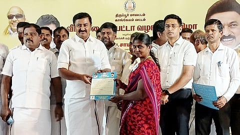 காங்கயத்தில் பயனாளிகள் 717 பேருக்கு விலையில்லா வீட்டுமனைப் பட்டா