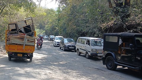 கம்பம்மெட்டு மலைச் சாலையில் போக்குவரத்து நெரிசல்