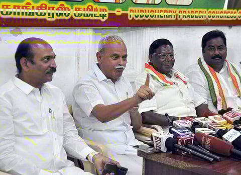 புதுச்சேரியில் திங்கள்கிழமை பேட்டியளித்த முன்னாள் முதல்வா் வே.நாராயணசாமி. உடன் மாநில காங்கிரஸ் தலைவா் வெ.வைத்திலிங்கம் எம்.பி., எம்எல்ஏ மு.வைத்தியநாதன் உள்ளிட்டோா்.