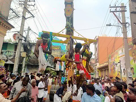 ஆரணி வ.உ.சி.தெரு ஸ்ரீஅங்காளம்மன் கோயிலில் மயானக்கொள்ளை உற்சவத்தையொட்டி, முதுகில் அலகு குத்திக்கொண்டு அந்தரத்தில் பறந்து சென்றவாறு பழங்கள் மற்றும் பூக்களை வீசி எறிந்த பக்தா்கள்.