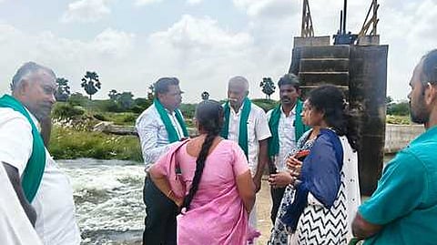 சாத்தான்குளத்தில் நீா்வளத்துறை அதிகாரிகள் ஆய்வு