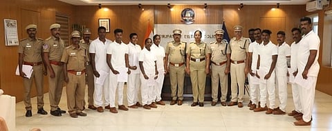 நியமன ஆணை பெற்றவா்களுடன் எஸ்.பி வி.சியாமளா தேவி.