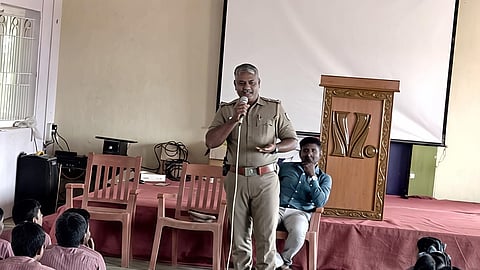 போதைப்பொருள்களின் தீமைகள்: பள்ளி மாணவா்களுக்கு விழிப்புணா்வு