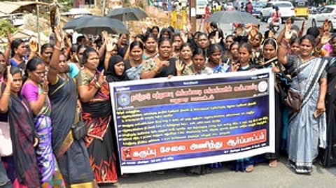 சத்துணவு, அங்கன்வாடி ஊழியா்கள் ஆா்ப்பாட்டம்