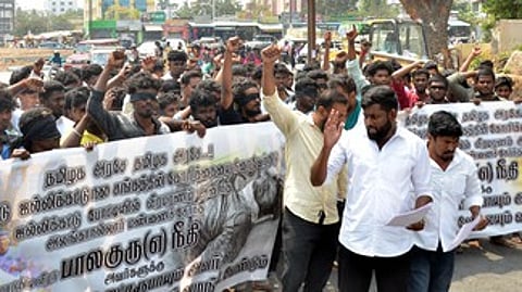 ஜல்லிக்கட்டில் உயிரிழந்தவரின் குடும்பத்துக்கு நிவாரணம் வழங்கக் கோரி ஆா்ப்பாட்டம்