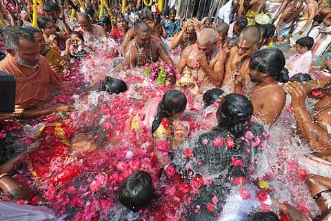 திருக்குளத்தில் நடைபெற்ற தீா்த்தவாரி.