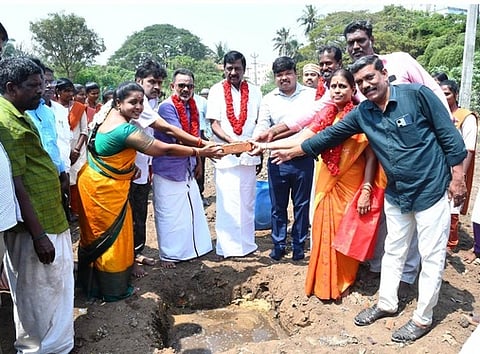 தருமபுரம் ஞானாம்பிகை அரசினா் மகளிா் கலைக் கல்லூரியில் ரூ.5.98 கோடியில் 17 வகுப்பறைகள் கட்டுவதற்கு திங்கள்கிழமை அடிக்கல் நாட்டப்பட்டது.